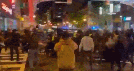 现场画面曝光！华盛顿唐人街爆发冲突：示威者与警方撕打，多人被捕