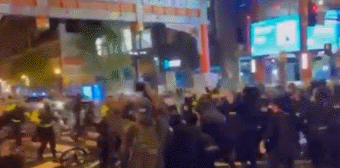 现场画面曝光！华盛顿唐人街爆发冲突：示威者与警方撕打，多人被捕
