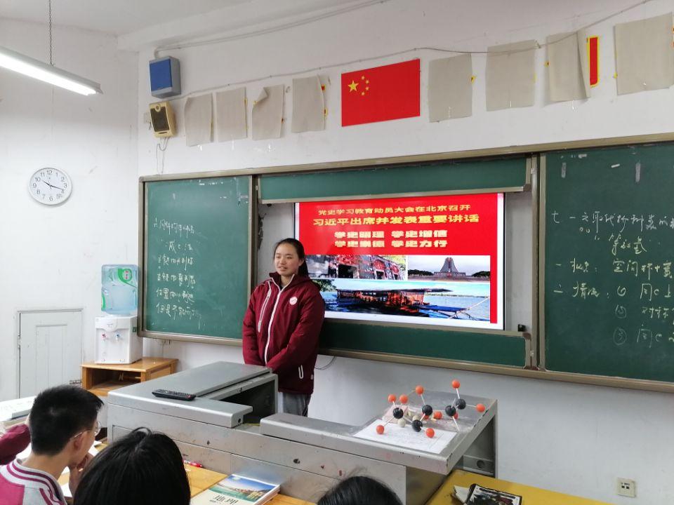 株洲市南方中學(xué)青年學(xué)子這樣學(xué)黨史(圖4) 株洲市南方中學(xué)青年學(xué)子這樣學(xué)黨史(圖4)