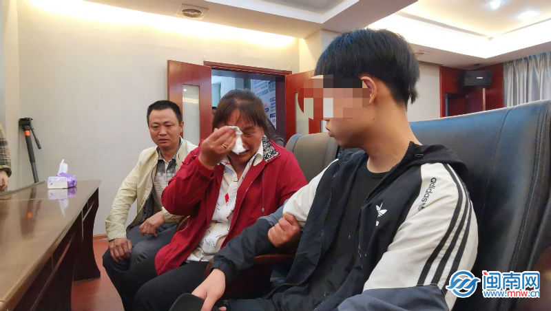 南安:掉散15年 警方助力少年重回怙恃怀抱