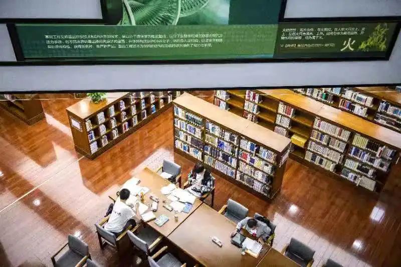学霸最爱看什么书？今天，交大"2020年读者阅读状况报告"发布！