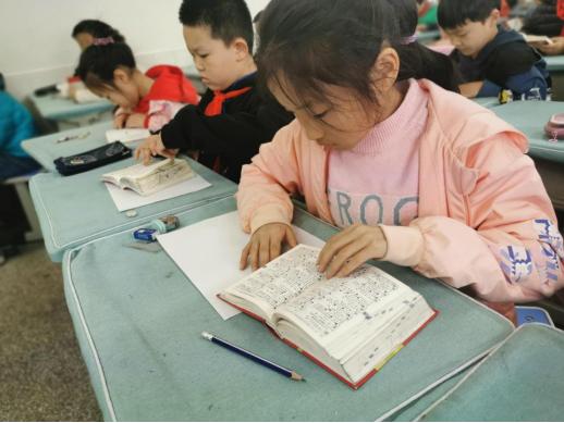 管城區(qū)外國語小學(xué)怎么樣?開展查字典比賽活動(圖2)