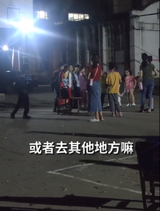孩子们正打篮球,跳舞大妈为占场地把大灯挂上篮筐,网友:这又不是舞场