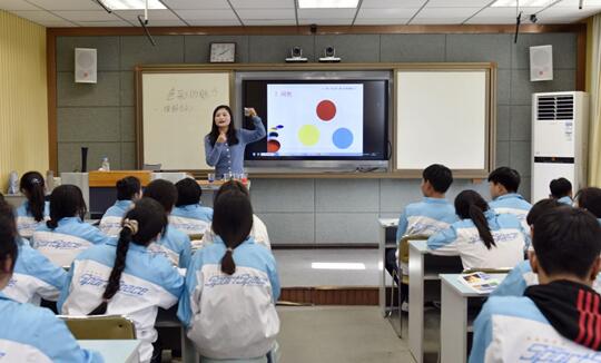 阜阳市插花中学怎么样?校内公开课“搭台唱戏”(图2)