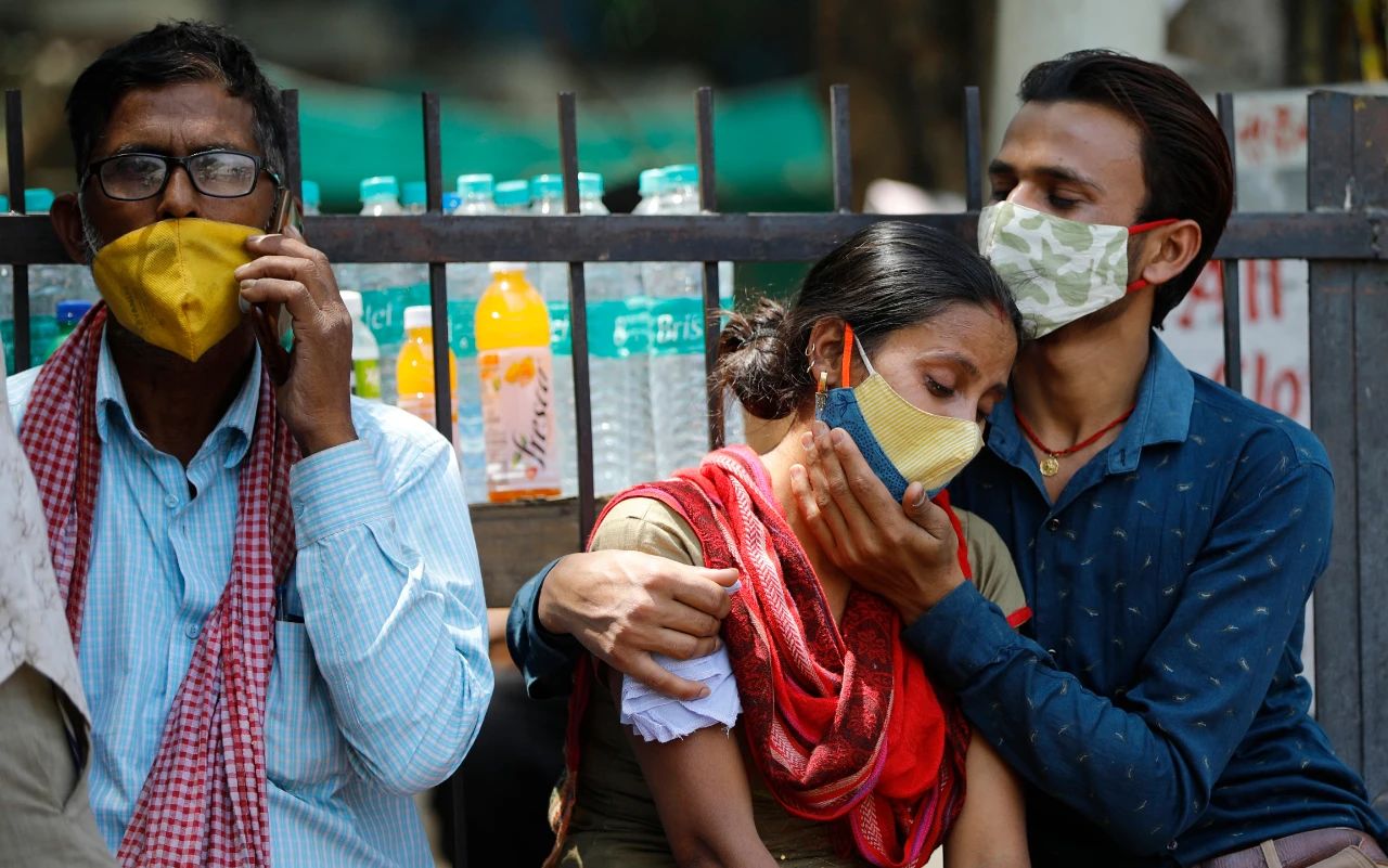 “全面失控”，印度疫情连续4天破纪录，医用氧气告急，病毒从双重变异到三重变异，新德里“封城”延期一周