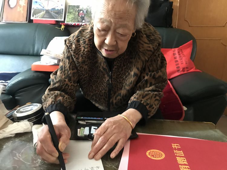 红色传家宝丨“老伴的东西交给你们,我放心!”——82岁老人将去世老伴一生重要物件全部捐赠