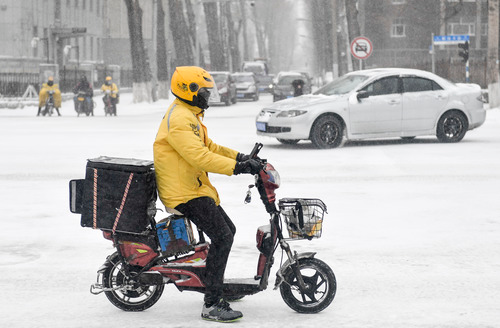 這一天，跟隨外賣小哥“穿街過巷，連接人間煙火”