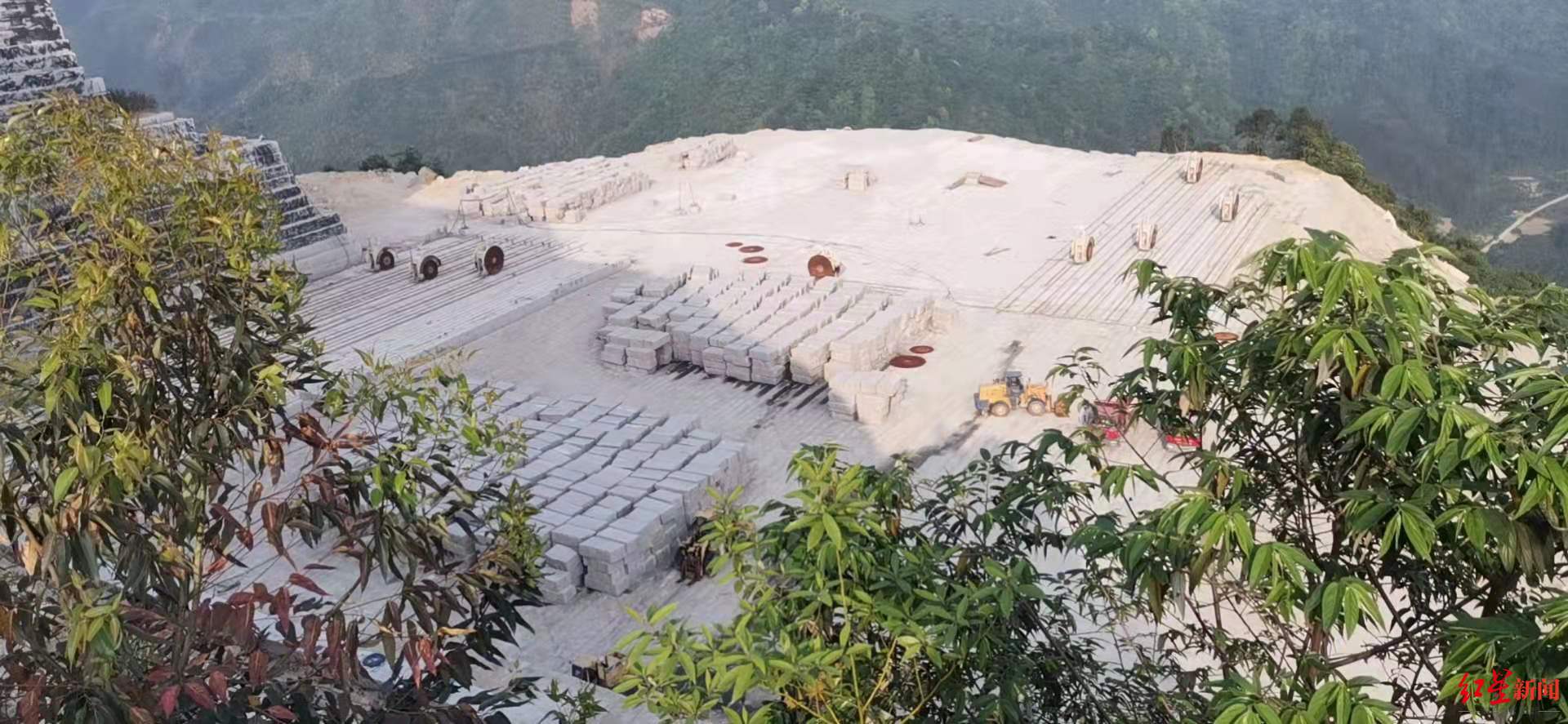 广西贺州一石材厂“削山取料”官方：正在治理整改