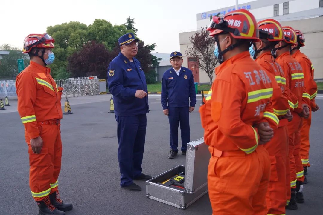 周详总队长检查指导节日高速公路消防救援力量前置执勤情况