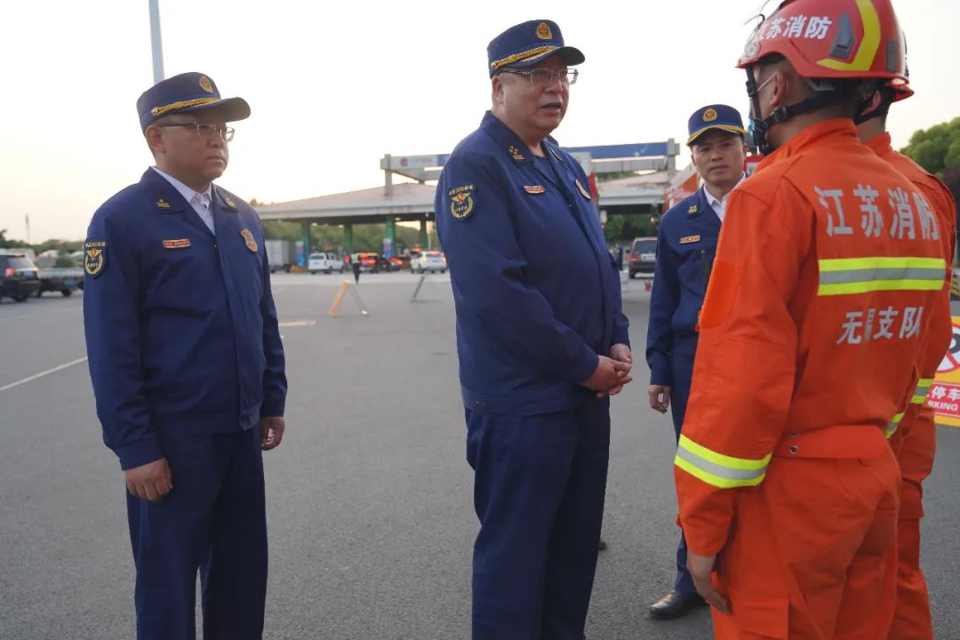 周详总队长检查指导节日高速公路消防救援力量前置执勤情况