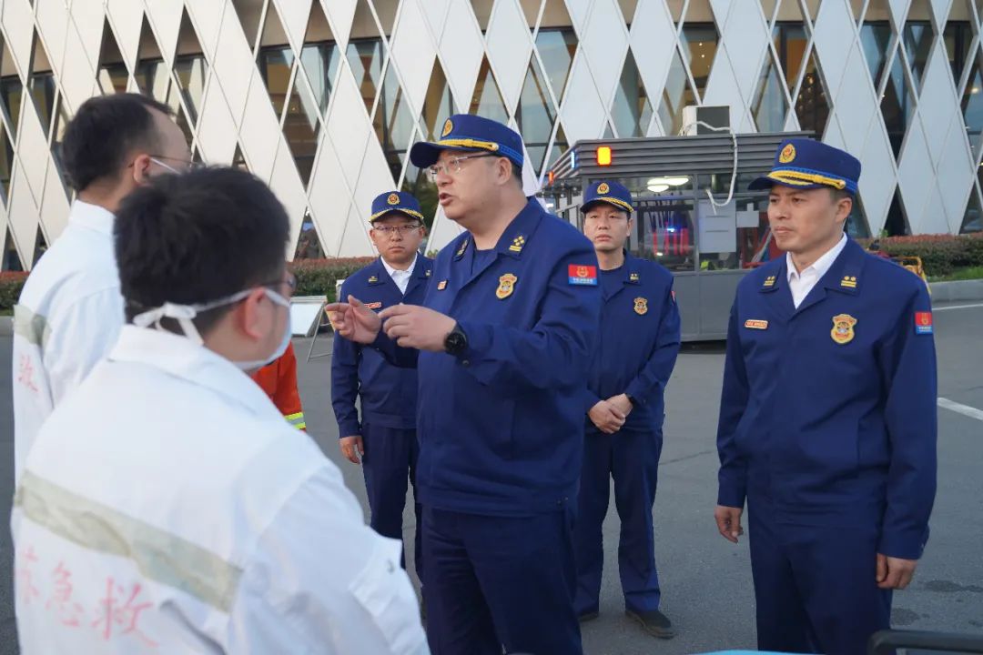 周详总队长检查指导节日高速公路消防救援力量前置执勤情况