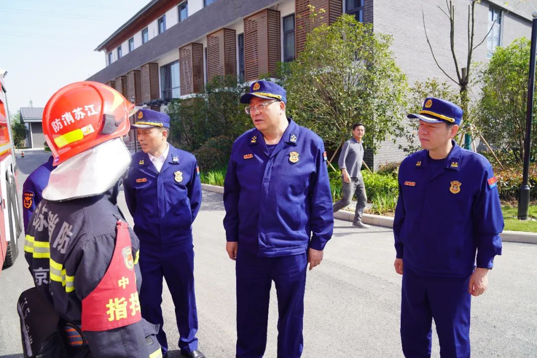 周详总队长检查指导节日高速公路消防救援力量前置执勤情况