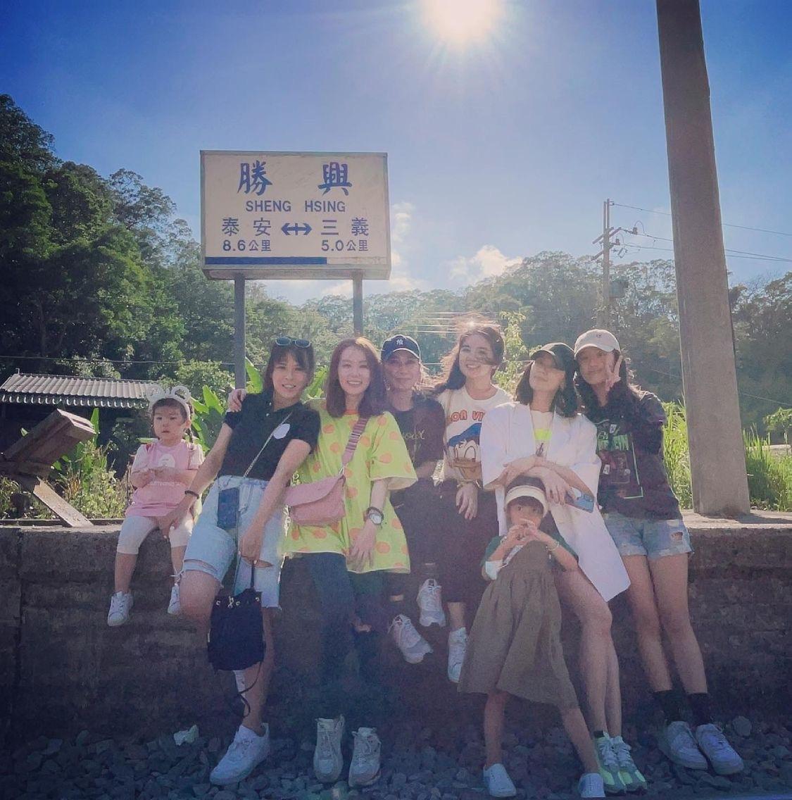 賈靜雯曬一家五口，梧桐妹身高優越赶超媽媽，全員高顏值大長腿