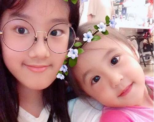 賈靜雯曬一家五口，梧桐妹身高優越赶超媽媽，全員高顏值大長腿