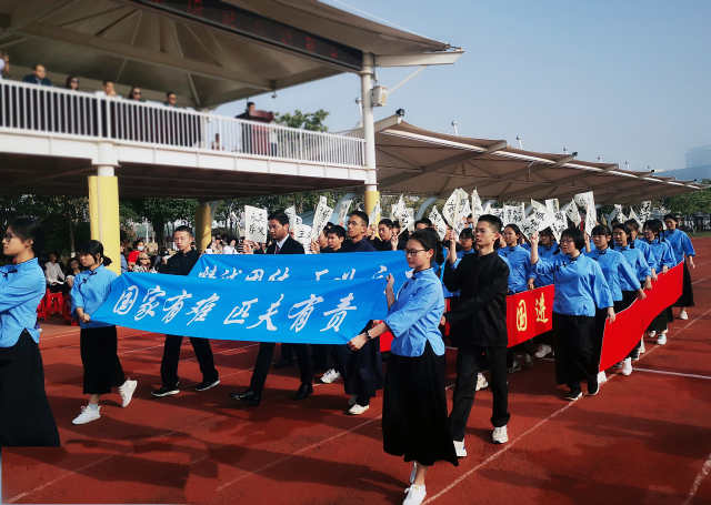 厦门集美中学怎么样?运动会入场式再现“党史场景”(图1)