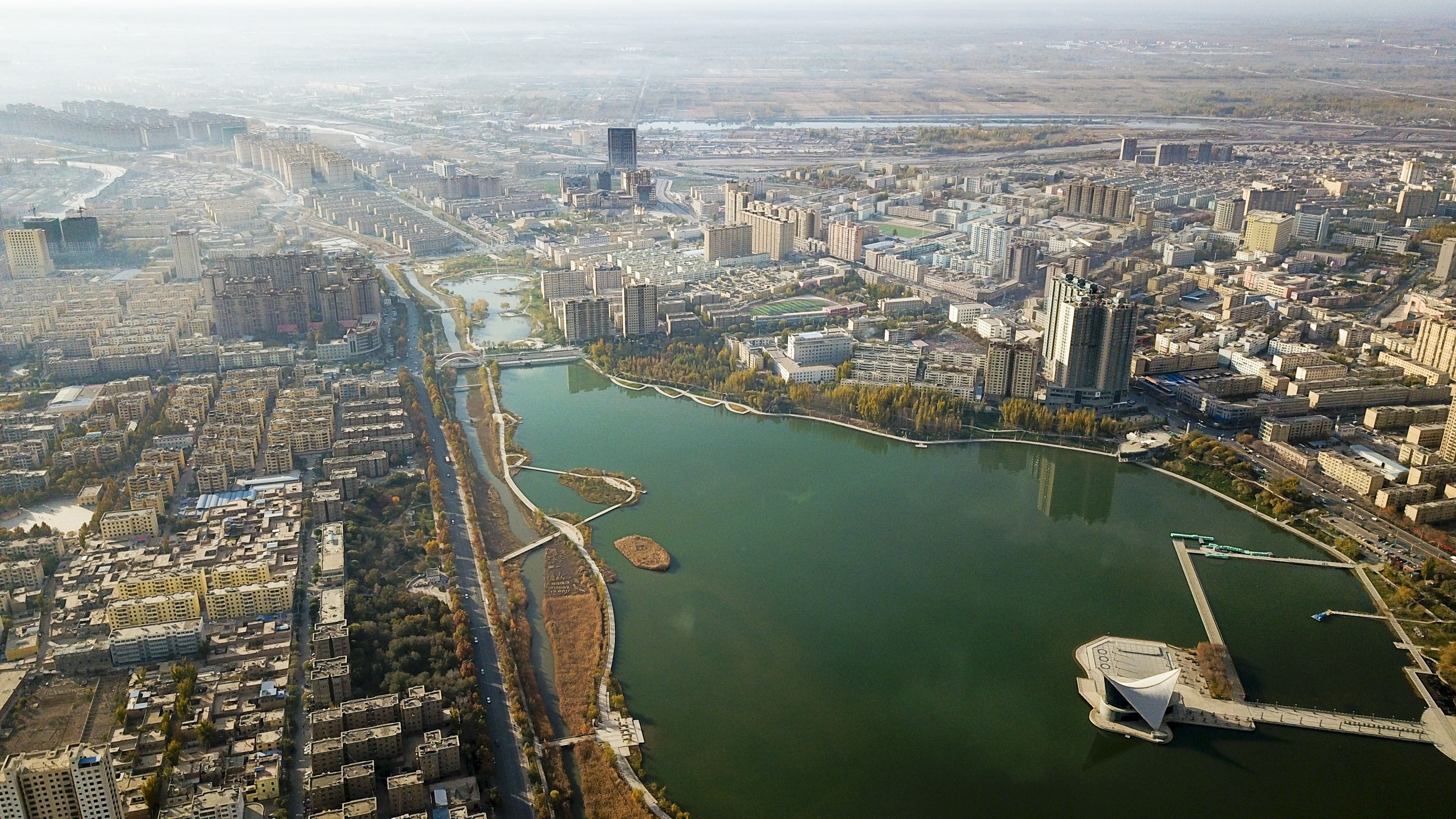 这是2017年11月8日航拍的新疆喀什市东湖公园周边的景色.