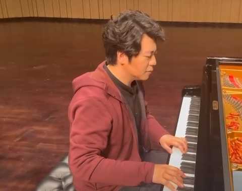 郎朗吉娜混血兒子首曝光，吉娜產後恢復似仙女，郎朗瘦成瓜子臉