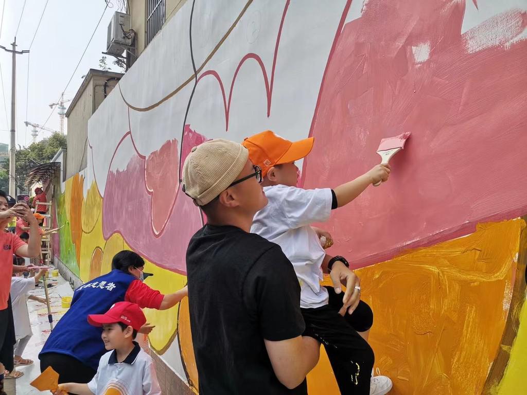 成都近百名志愿者“为爱上色”，百米墙绘扮靓老旧社区