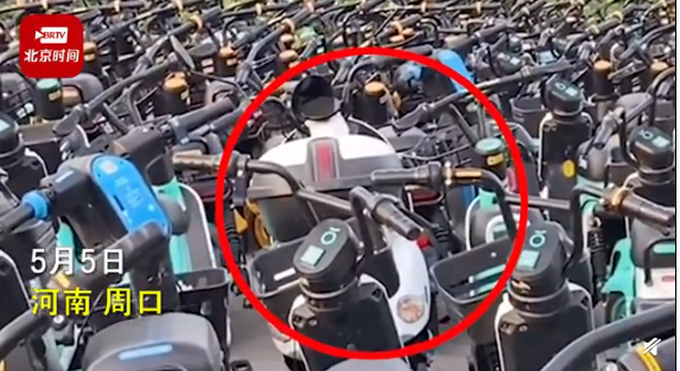 尷尬又崩潰！停車2小時被共享電動車層層包圍