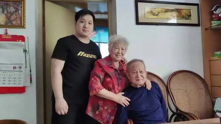 “等于养了4个娃！”来杭帮忙带孙子，奶奶直呼太累了！这幕让她潸然泪下