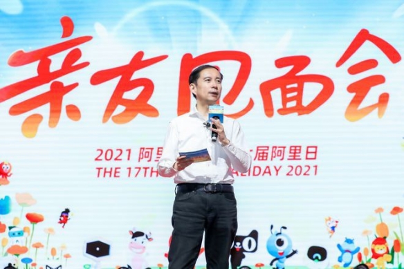 “阿里日”马云现身杭州总部：两鬓稍白，略显苍老