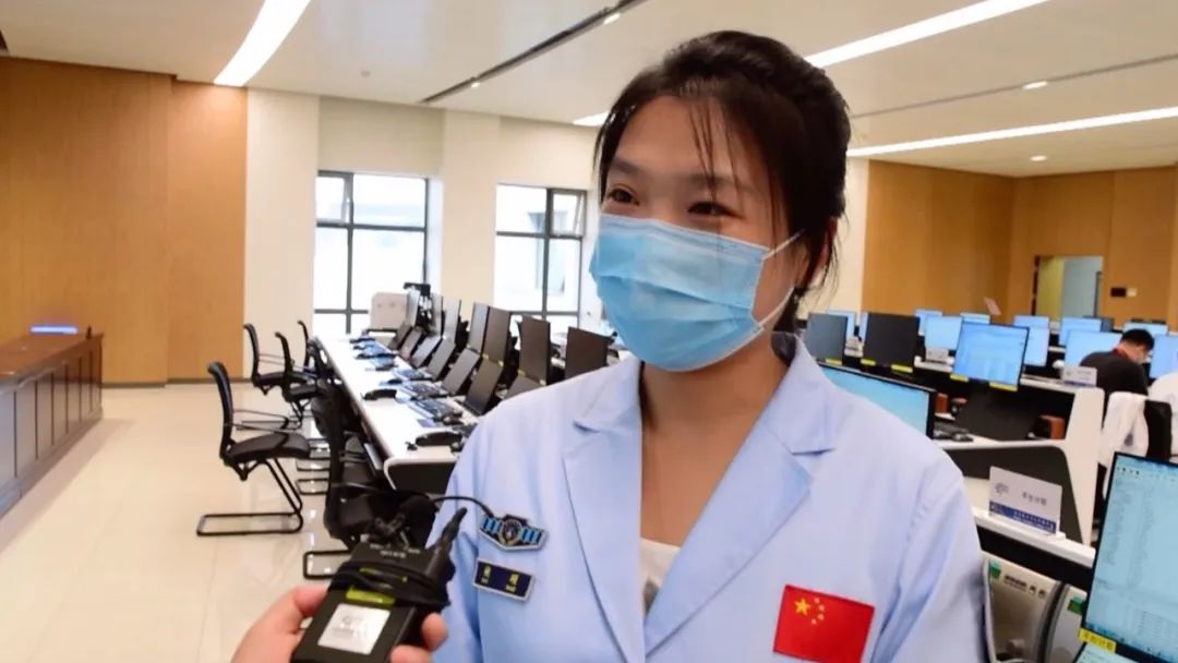 歡呼聲中她淡定下達口令，這位女調(diào)度太穩(wěn)了