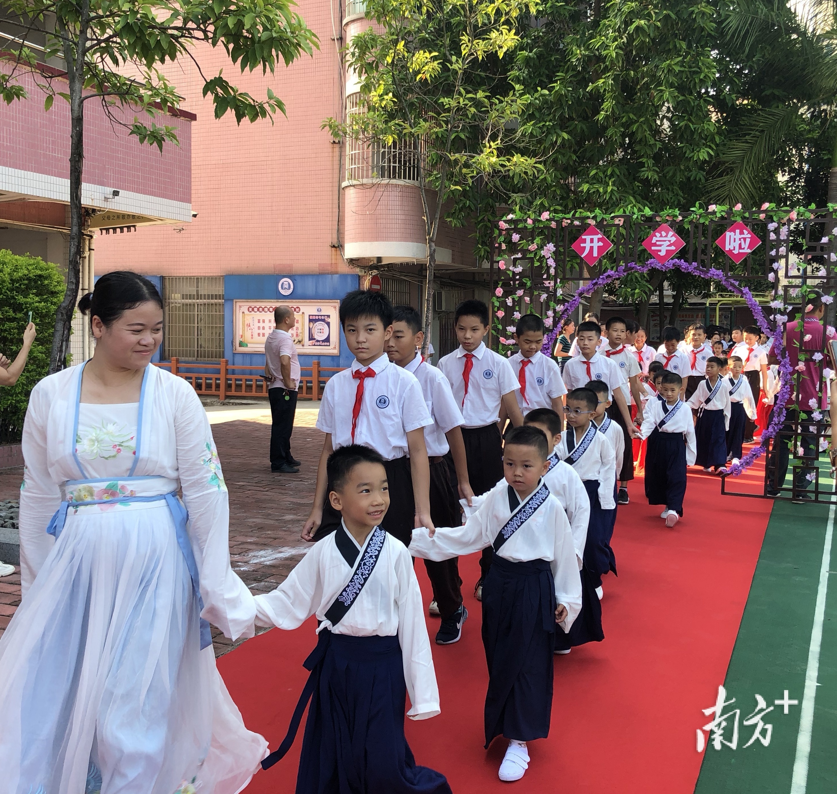 廣東省第二師范附屬小學培養(yǎng)有情懷的現(xiàn)代小公民(圖6) 廣東省第二師范附屬小學培養(yǎng)有情懷的現(xiàn)代小公民(圖6)