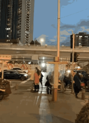 杜江霍思燕現身兒子演出，8歲嗯哼顏值優越，身高猛漲快到媽媽肩膀