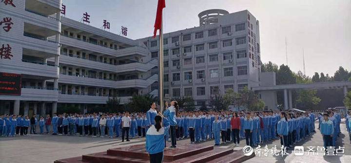 聊城第八中学怎么样?举行主题升旗仪式(图2)