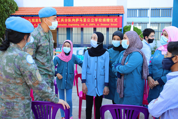 中国第19批赴黎维和部队在当地学校开展文化交流活动