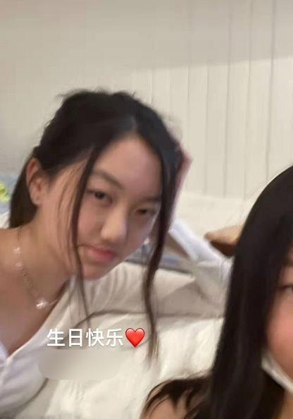 李嫣開派對慶15歲生日，穿吊帶化濃妝，顏值逆襲美到認不出