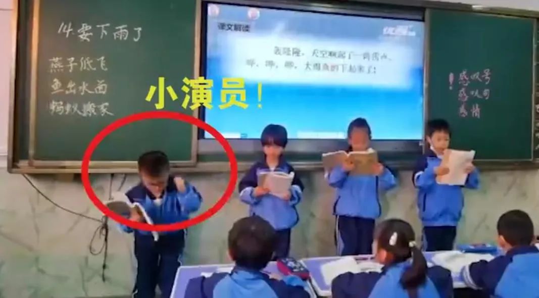 一个喜极而泣、一个喜笑颜开！俩小学生刷屏了，网友：感动又心疼