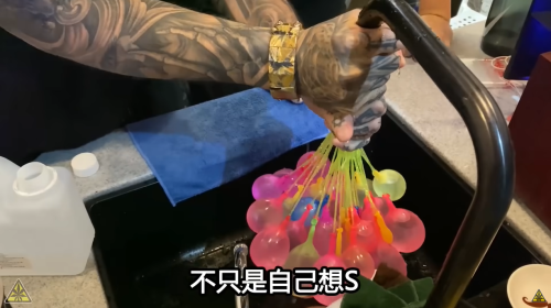 台灣視頻博主用“酒精水球”扔沒戴口罩的流浪漢，島內網友怒了
