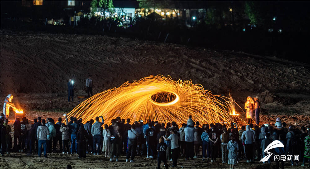 组图丨流星如瀑，梦幻壮观！非遗文化“打铁花”点亮威海夜空