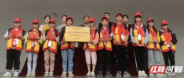 保靖縣毛溝小學(xué)成立“桂馨·中國(guó)網(wǎng)鄉(xiāng)村小記者站”(圖3) 保靖縣毛溝小學(xué)成立“桂馨·中國(guó)網(wǎng)鄉(xiāng)村小記者站”(圖3)