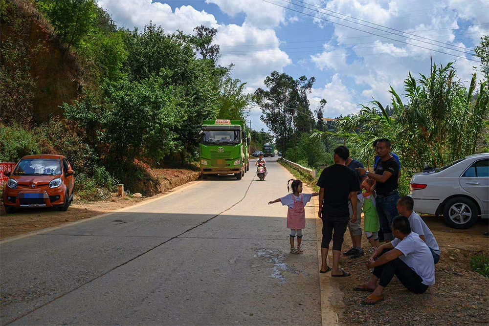 云南象群“一路向北”这三天：曾闯村民家中，有幼象不慎落水