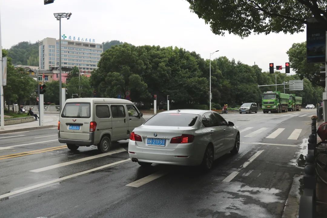 綠燈亮了前車不走，后車能變道嗎？