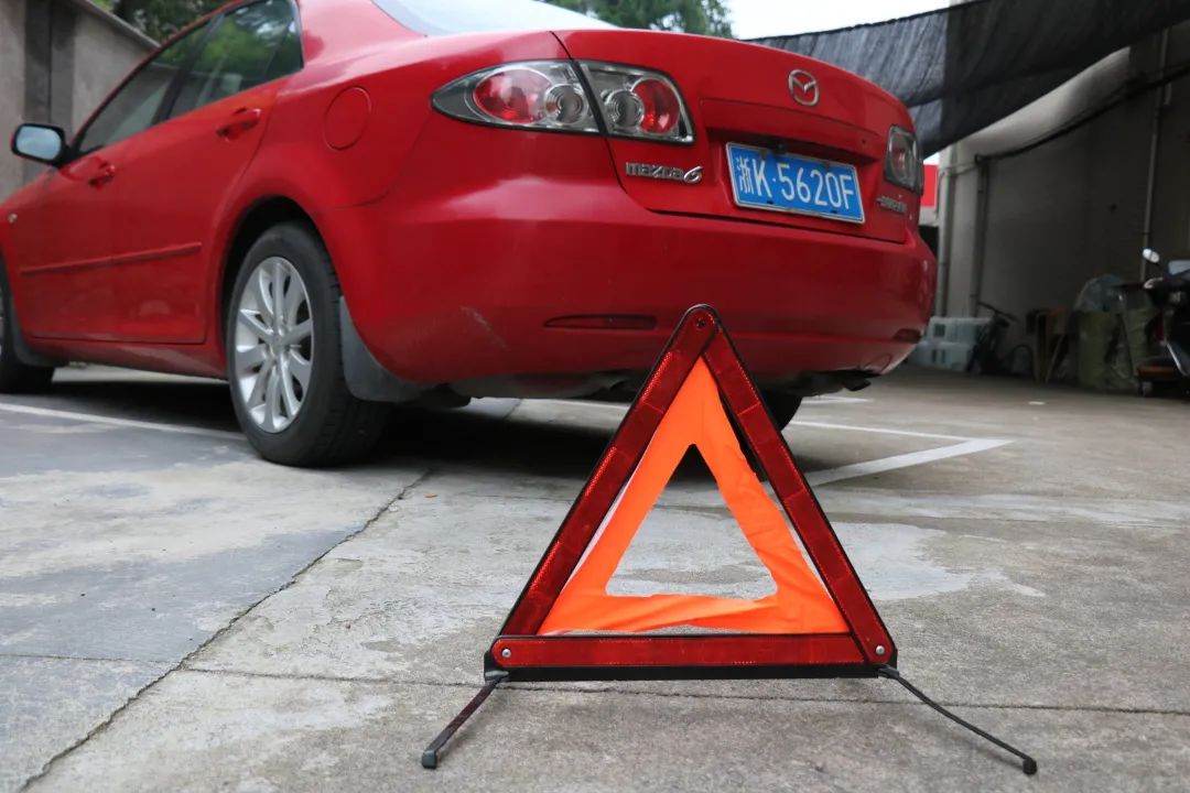 綠燈亮了前車不走，后車能變道嗎？