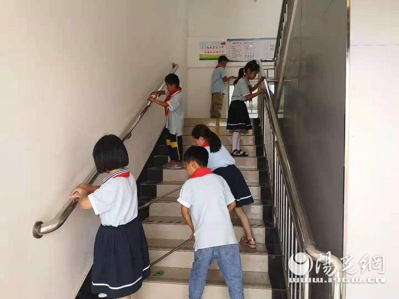 灞桥区东李小学开展校园环境大整治行动(图1)