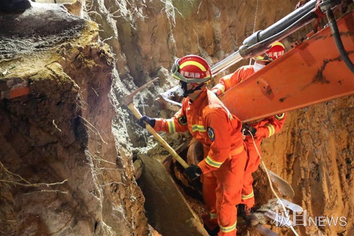 云南2岁女童坠入12米深井，消防员12小时后成功救出