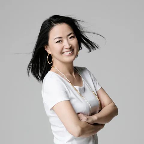 日本孤女靠陪酒养大弟妹，为圆梦35岁放弃高薪考入早稻田！五旬创业成为商业奇迹