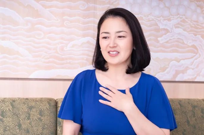 日本孤女靠陪酒养大弟妹，为圆梦35岁放弃高薪考入早稻田！五旬创业成为商业奇迹