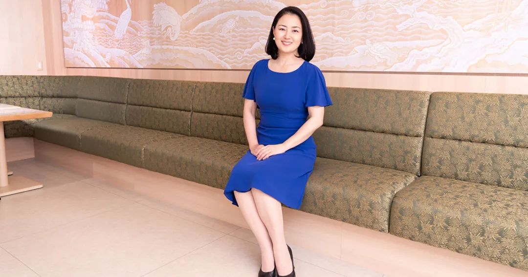 日本孤女靠陪酒养大弟妹，为圆梦35岁放弃高薪考入早稻田！五旬创业成为商业奇迹