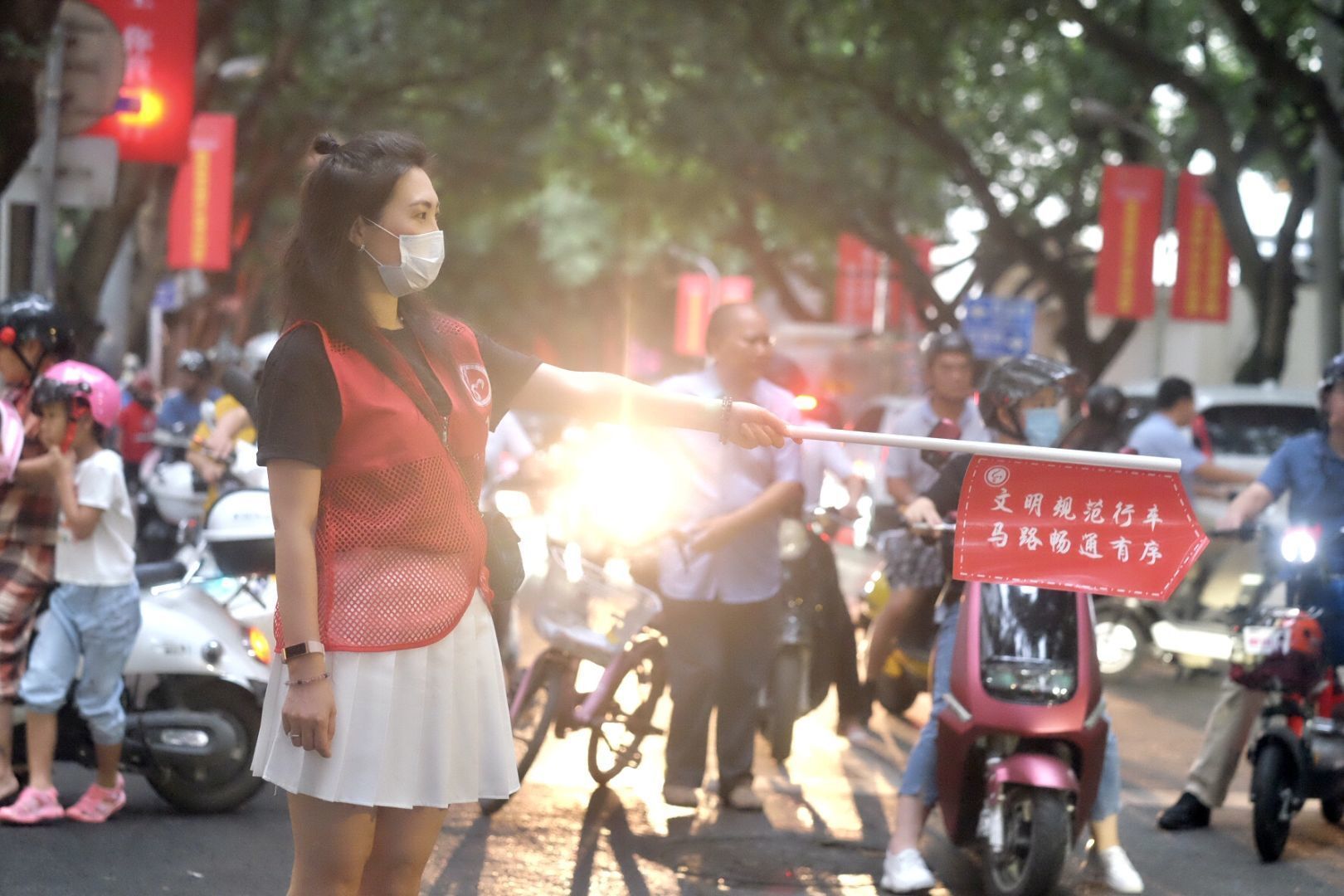 南寧市民樂(lè)路小學(xué)好嗎?讓志愿紅成為最美的風(fēng)景線(圖1) 南寧市民樂(lè)路小學(xué)好嗎?讓志愿紅成為最美的風(fēng)景線(圖1)