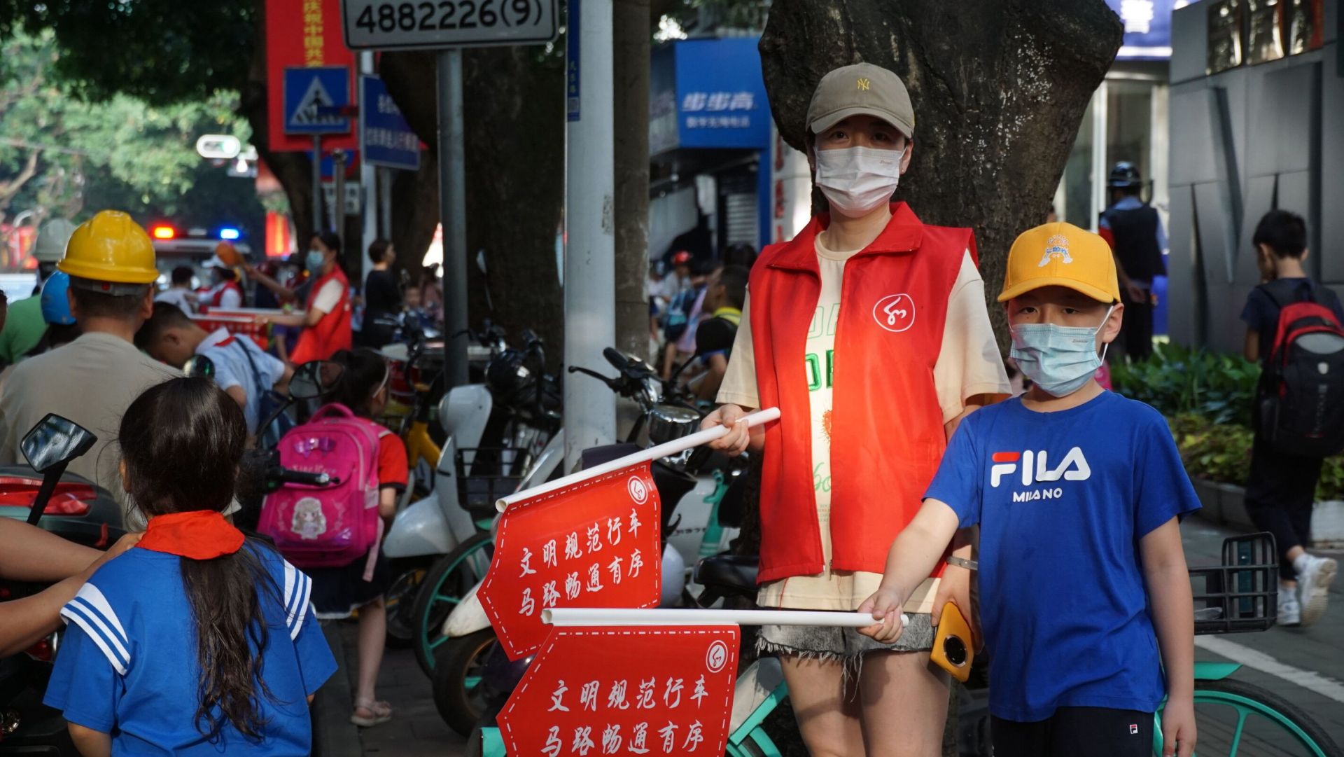 南寧市民樂(lè)路小學(xué)好嗎?讓志愿紅成為最美的風(fēng)景線(圖3) 南寧市民樂(lè)路小學(xué)好嗎?讓志愿紅成為最美的風(fēng)景線(圖3)