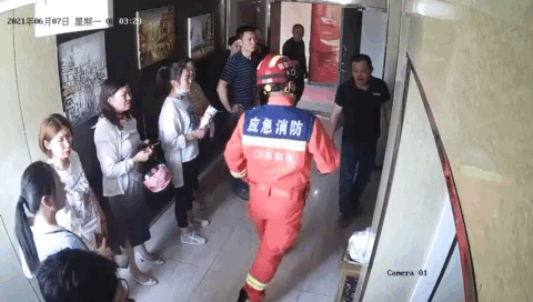 紧急丨开考在即，多名高考生被困电梯......