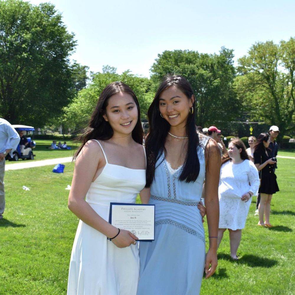 李连杰俩女儿合影，妹妹颜值猛涨神似妈妈利智，姐姐皮肤黝黑像爸爸