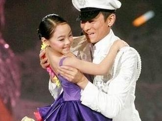 李连杰俩女儿合影，妹妹颜值猛涨神似妈妈利智，姐姐皮肤黝黑像爸爸