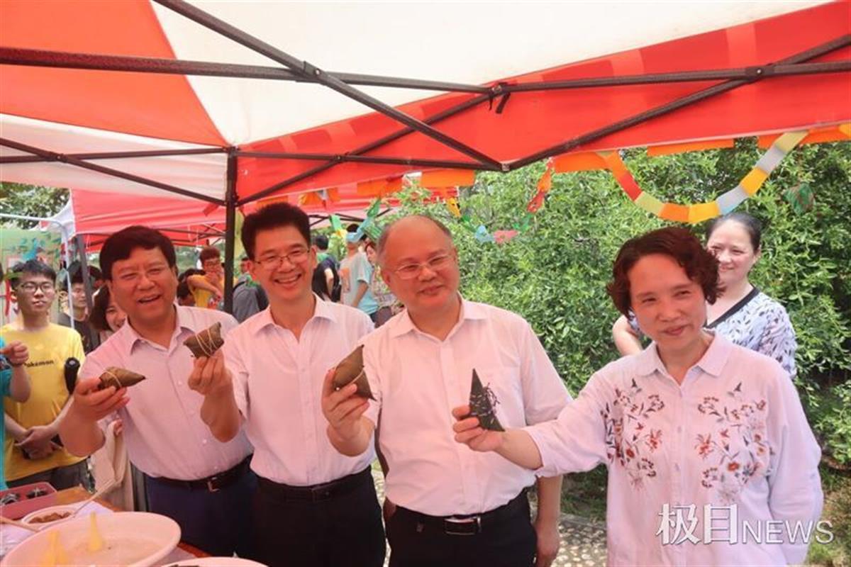 内湖上赛龙舟，武科大师生共赏端午文化