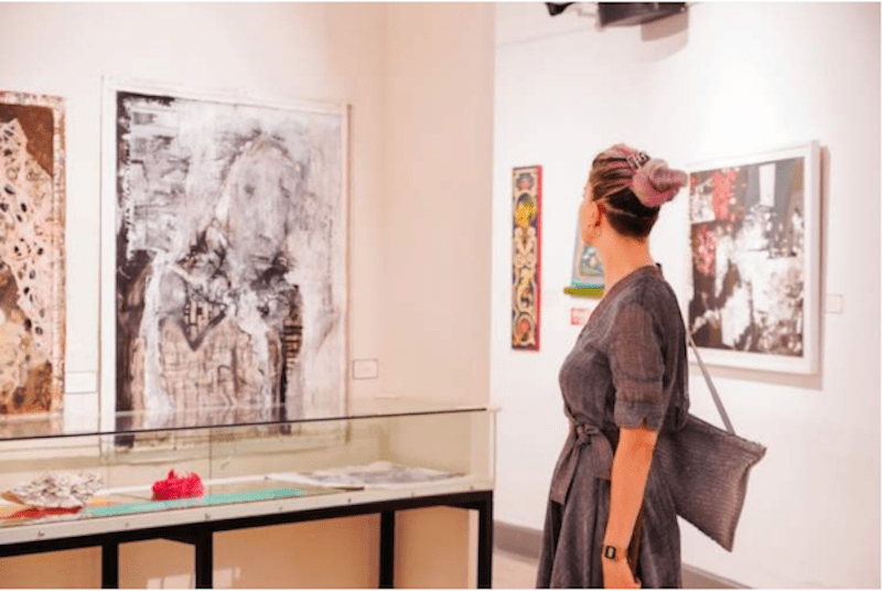 这场展览，汇集24个国家的精美艺术品，向市民免费展出